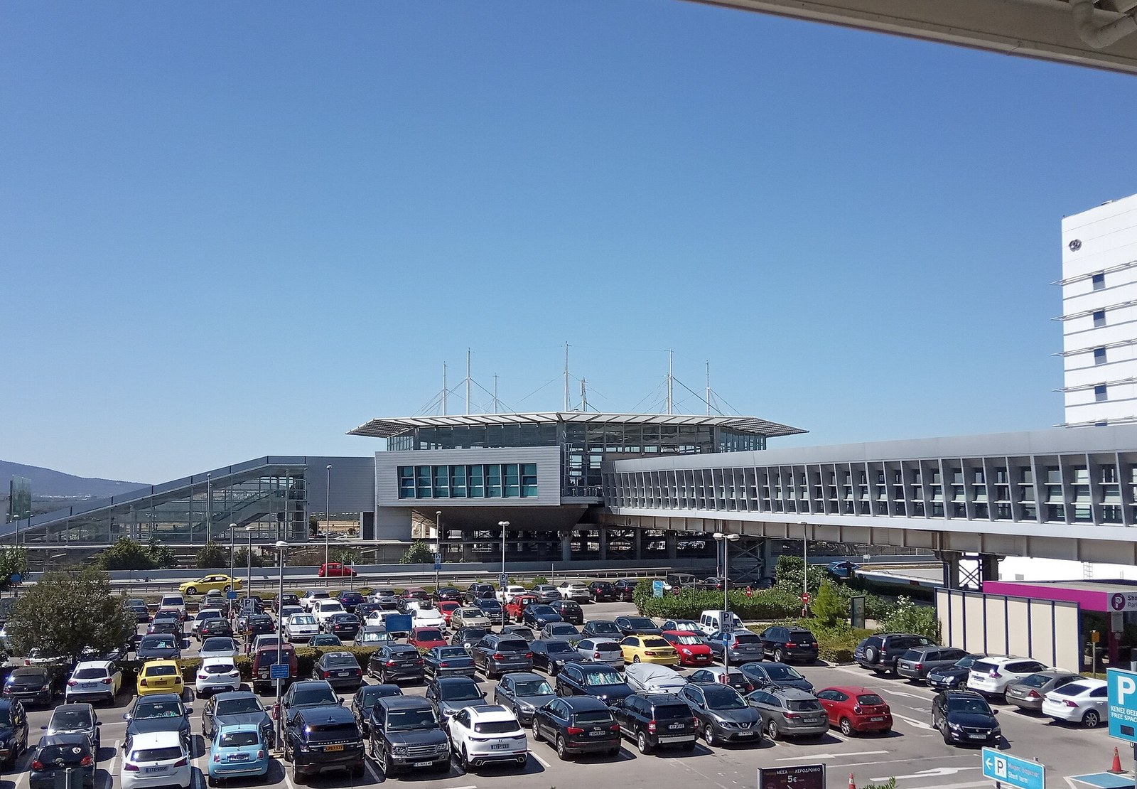 공항 터미널과 연결 통로로 이어진 메트로·교외열차역