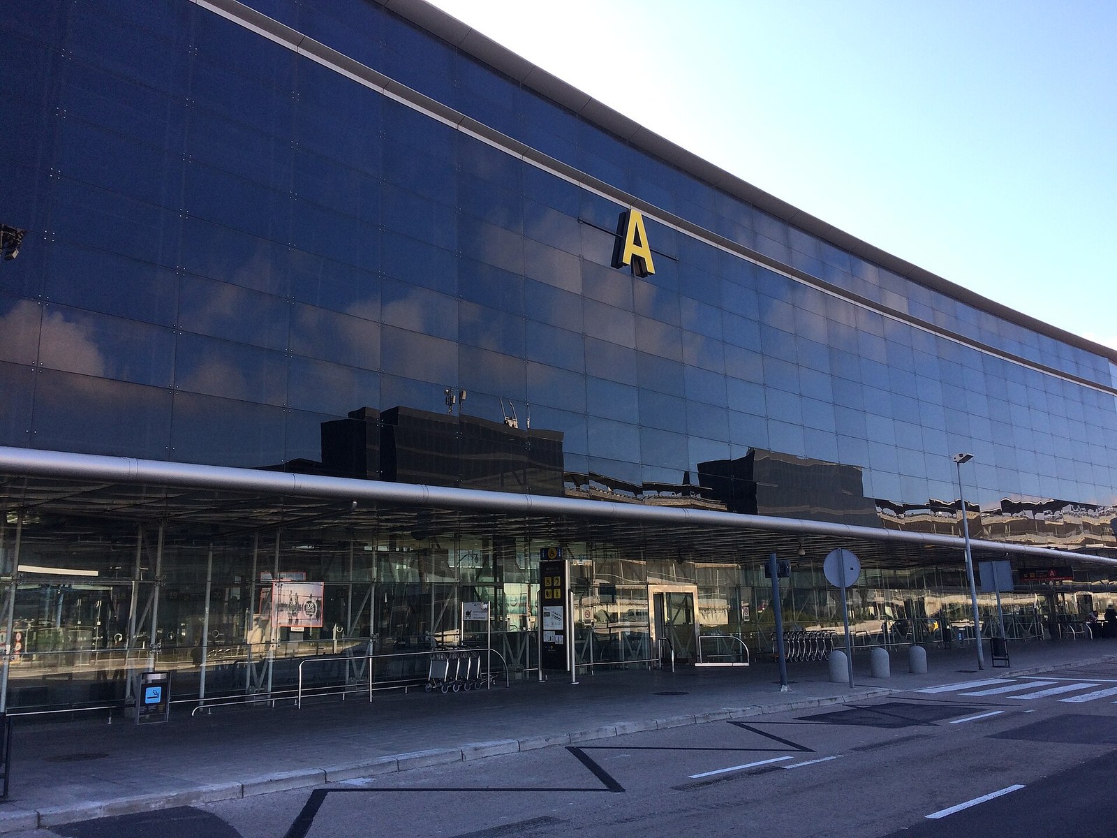 공항 터미널 간 셔틀버스 또는 터미널 2 외관
