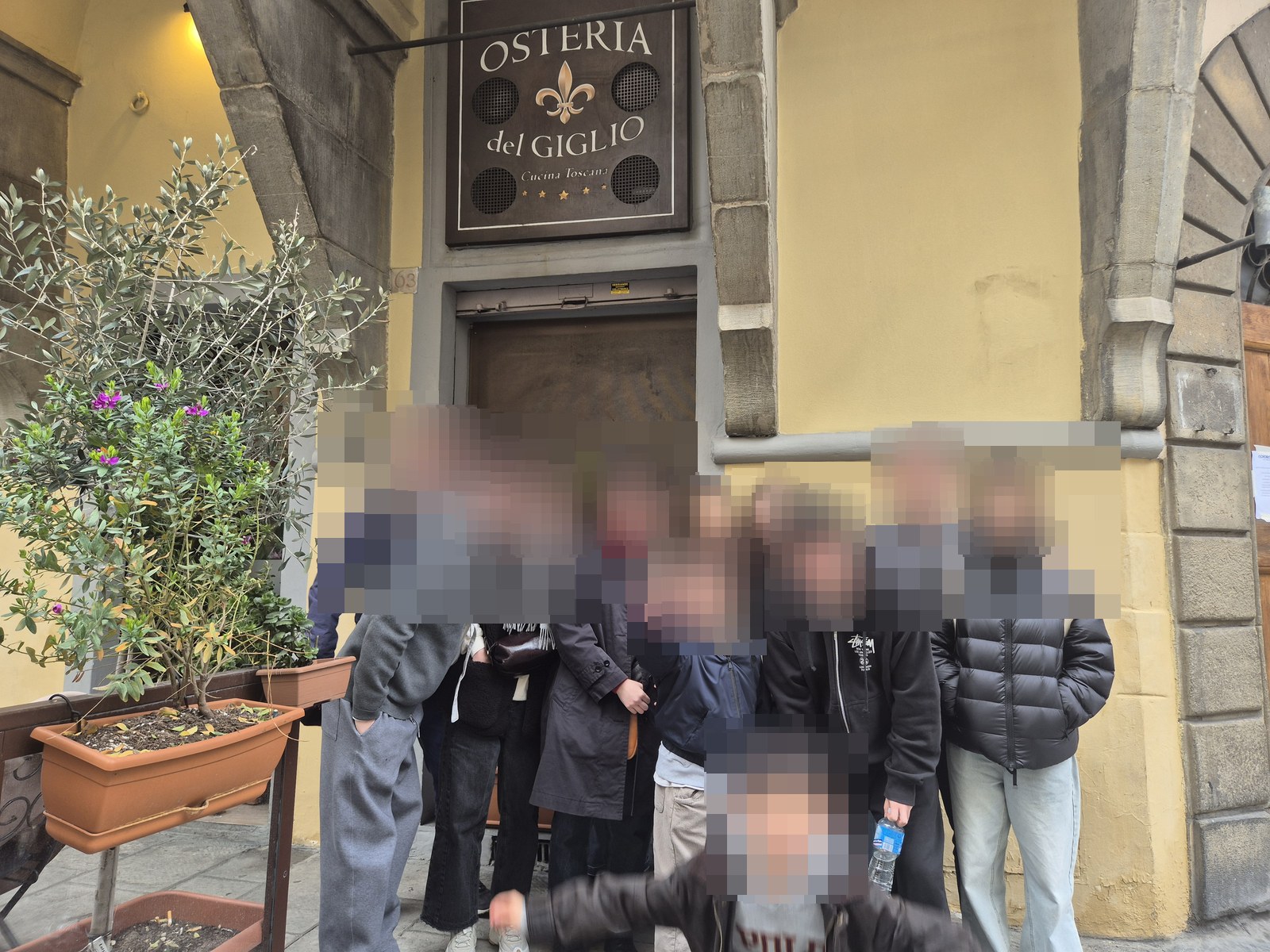 Osteria del Giglio 앞 단체 사진