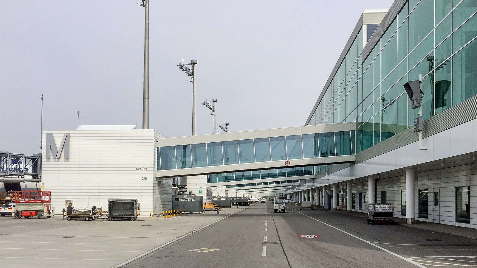 뮌헨 공항 터미널 외관 또는 공항 내부 광장