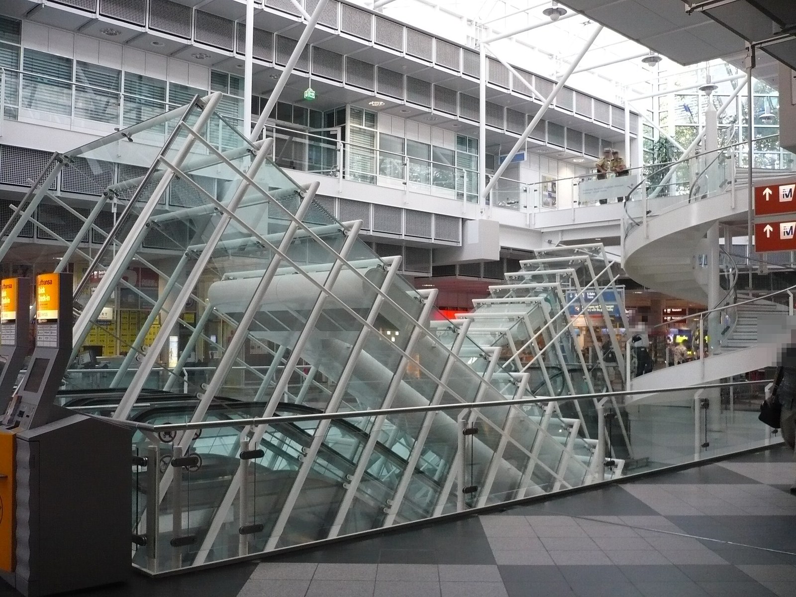 공항 중앙 구역의 S반 역 연결 통로