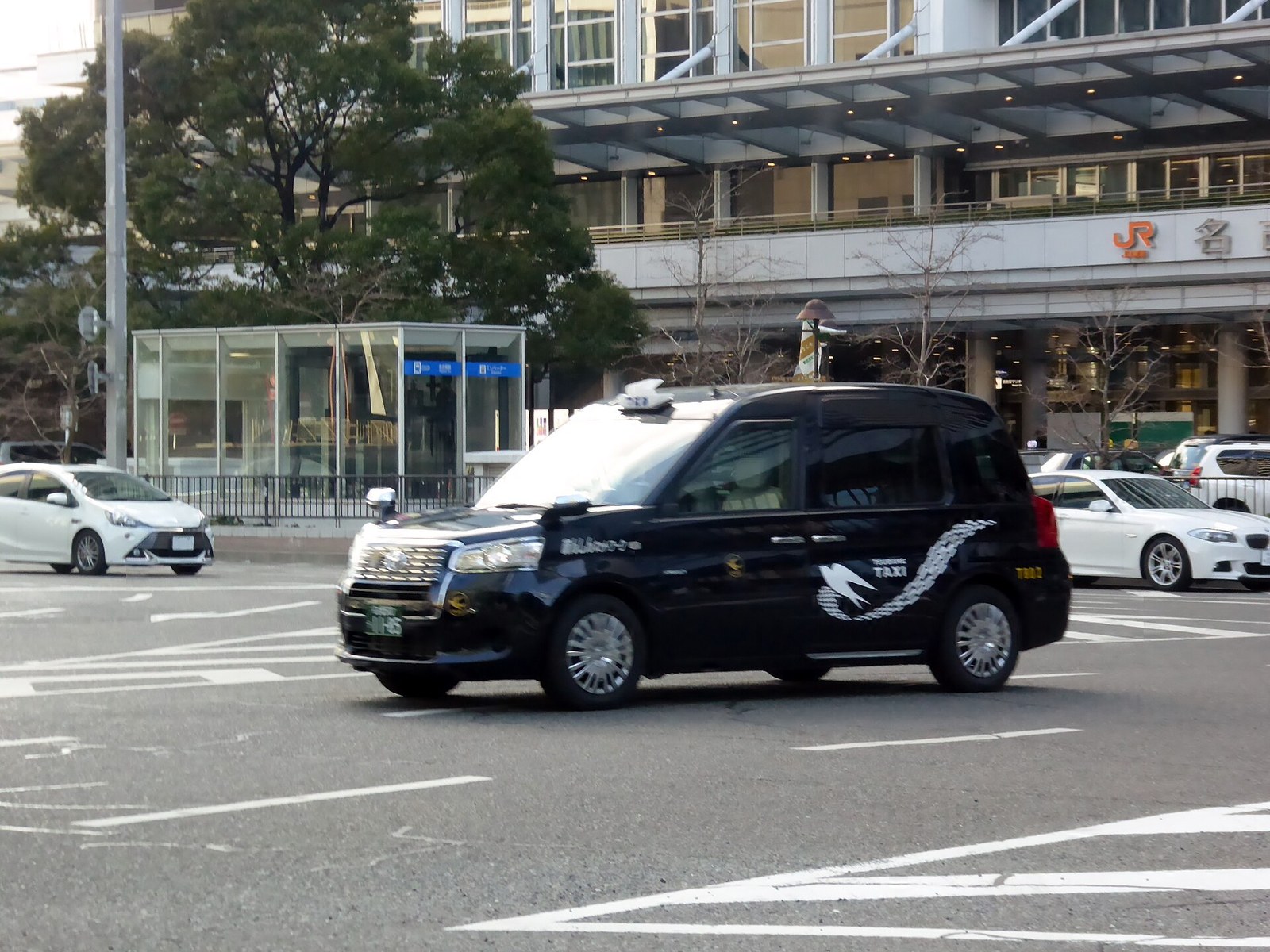 시내 도로를 달리는 나고야 택시(JPN TAXI 차형)