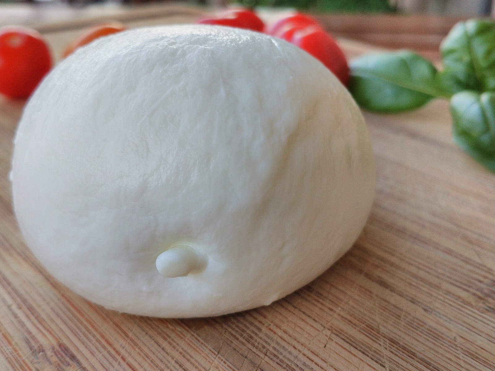 물소 젖 모차렐라와 토마토