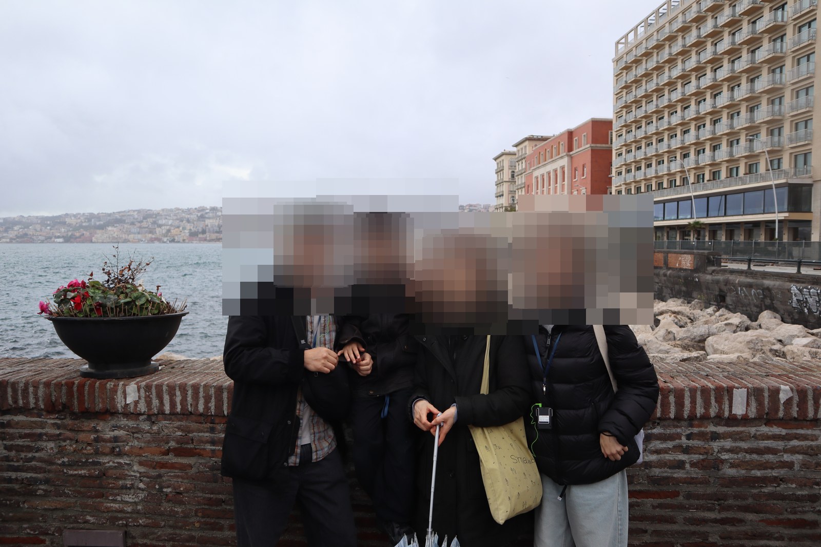 해안 산책로 단체 사진