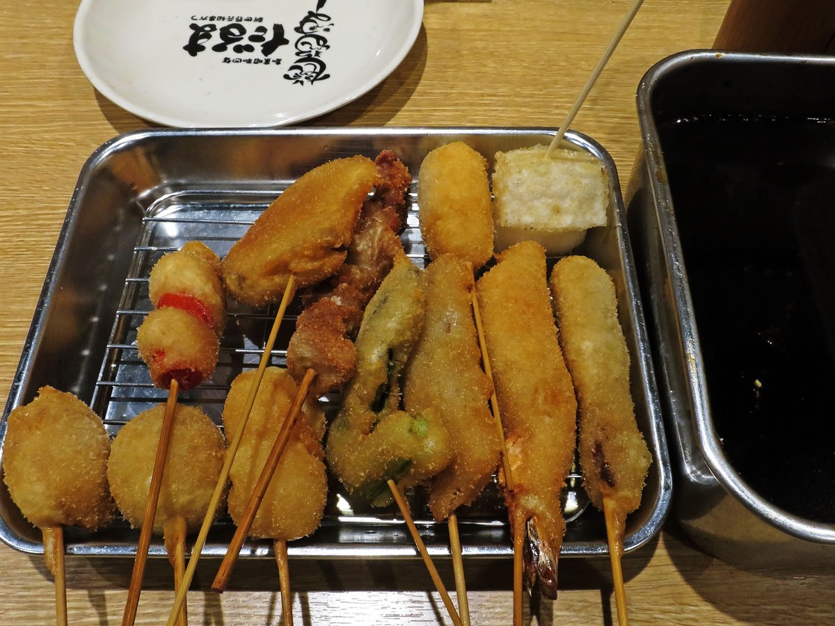 쿠시카츠 꼬치와 공용 소스 통