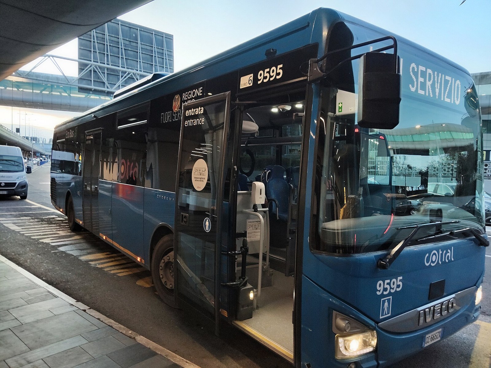 피우미치노 공항 버스 승차장