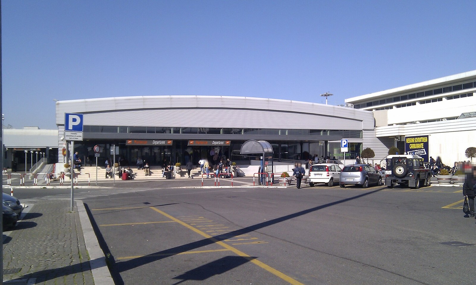 참피노 공항 터미널 외관