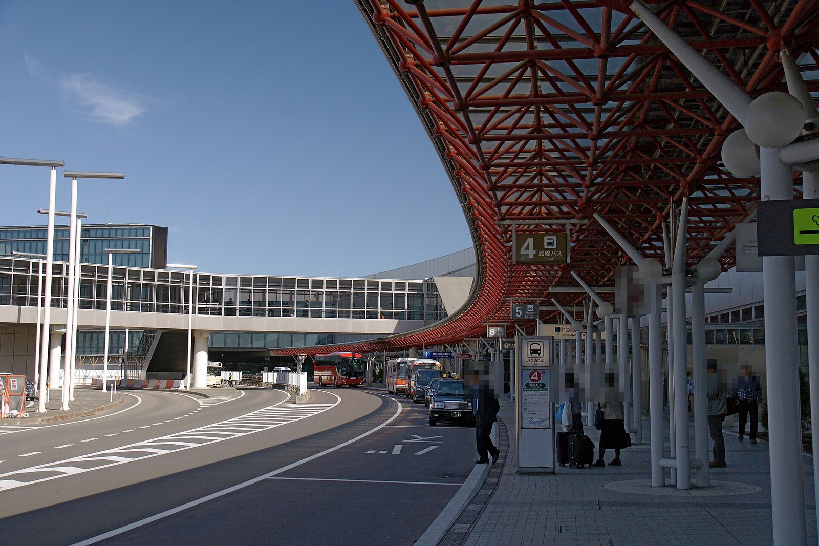공항 버스 승강장 표지판과 노선 안내판