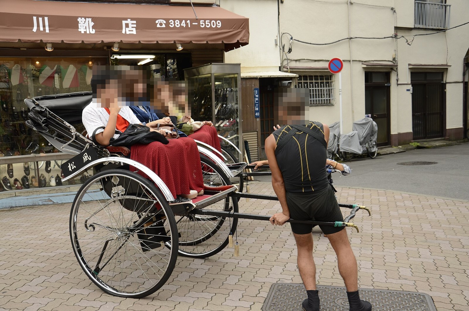 아사히 맥주 본사와 황금 불꽃 조형물, 뒤로 스카이트리